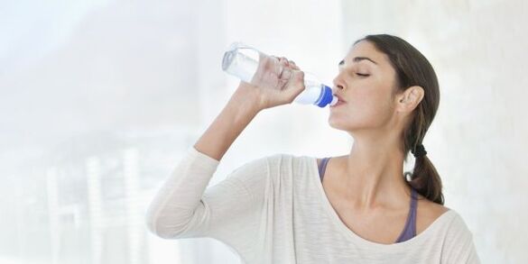 Chcete-li rychle zhubnout, musíte vypít alespoň 2 litry vody denně. 