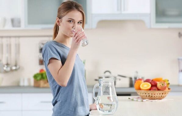 Pití vody před jídlem, jak zhubnout na líné dietě